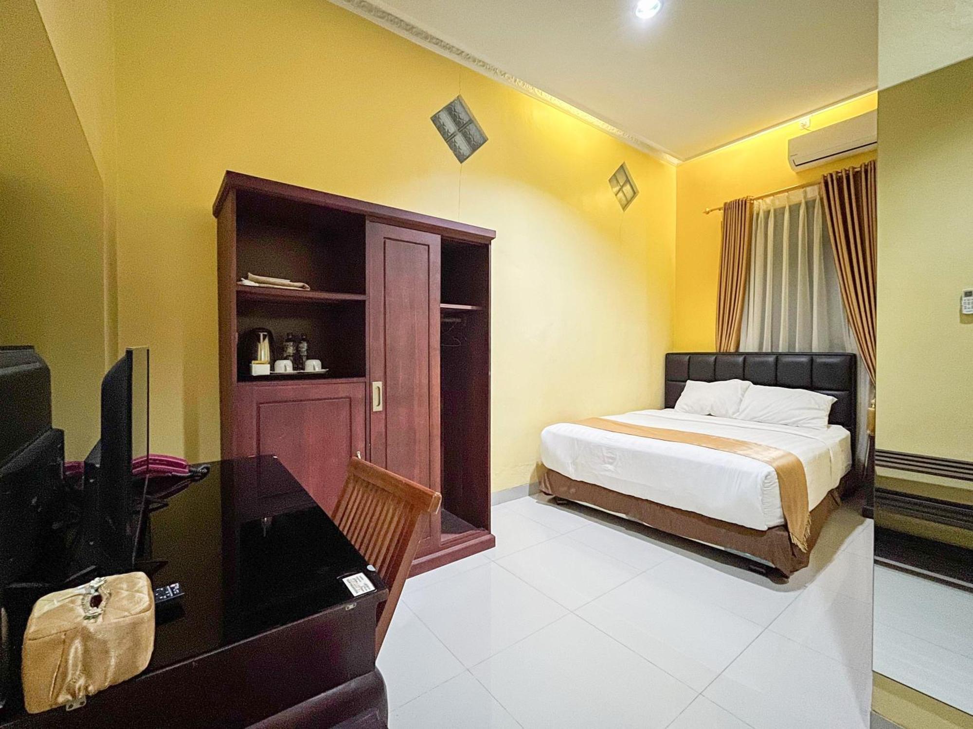 Kartika Hotel Syariah Pacitan Mitra Reddoorz Экстерьер фото