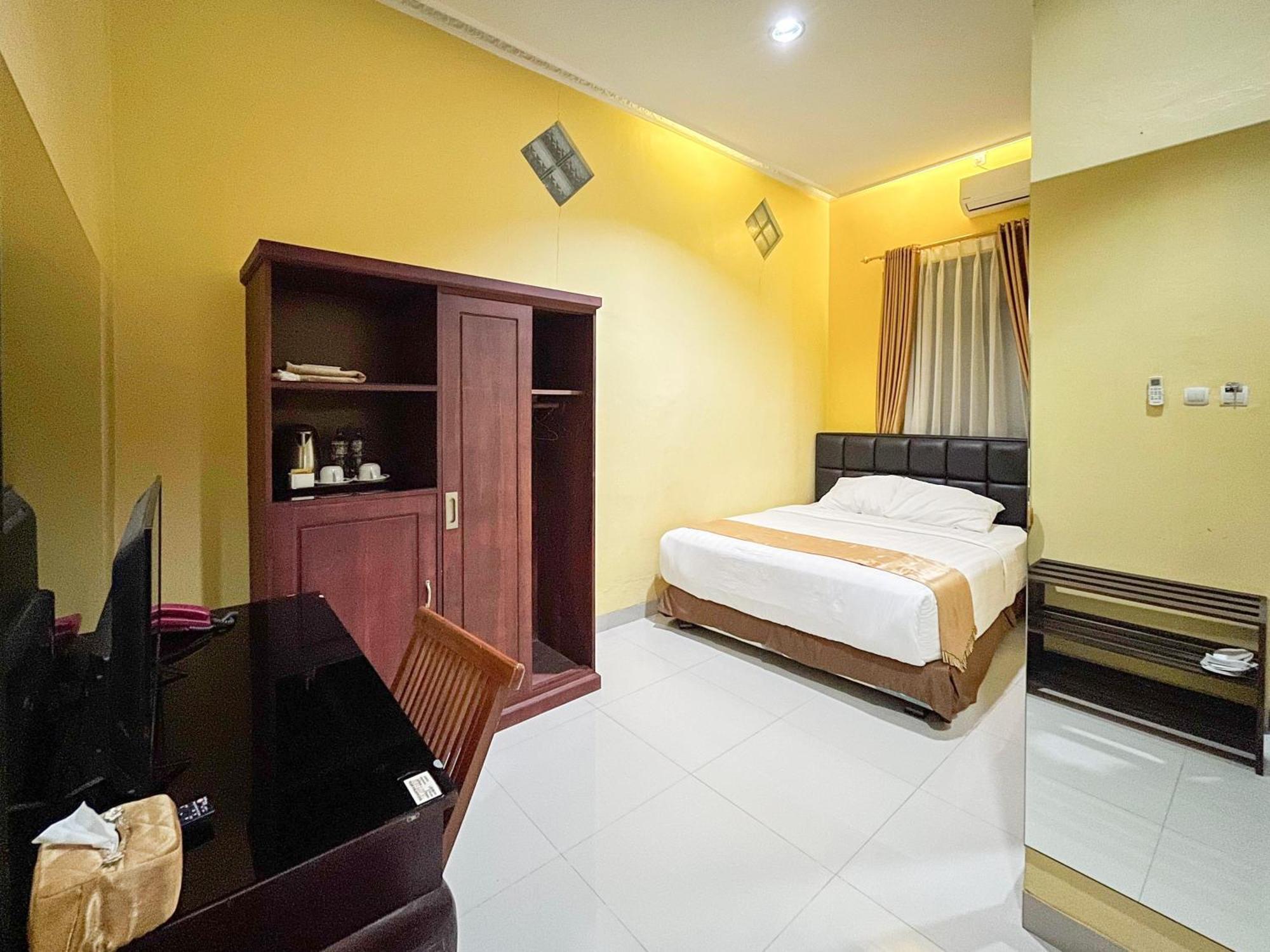 Kartika Hotel Syariah Pacitan Mitra Reddoorz Экстерьер фото