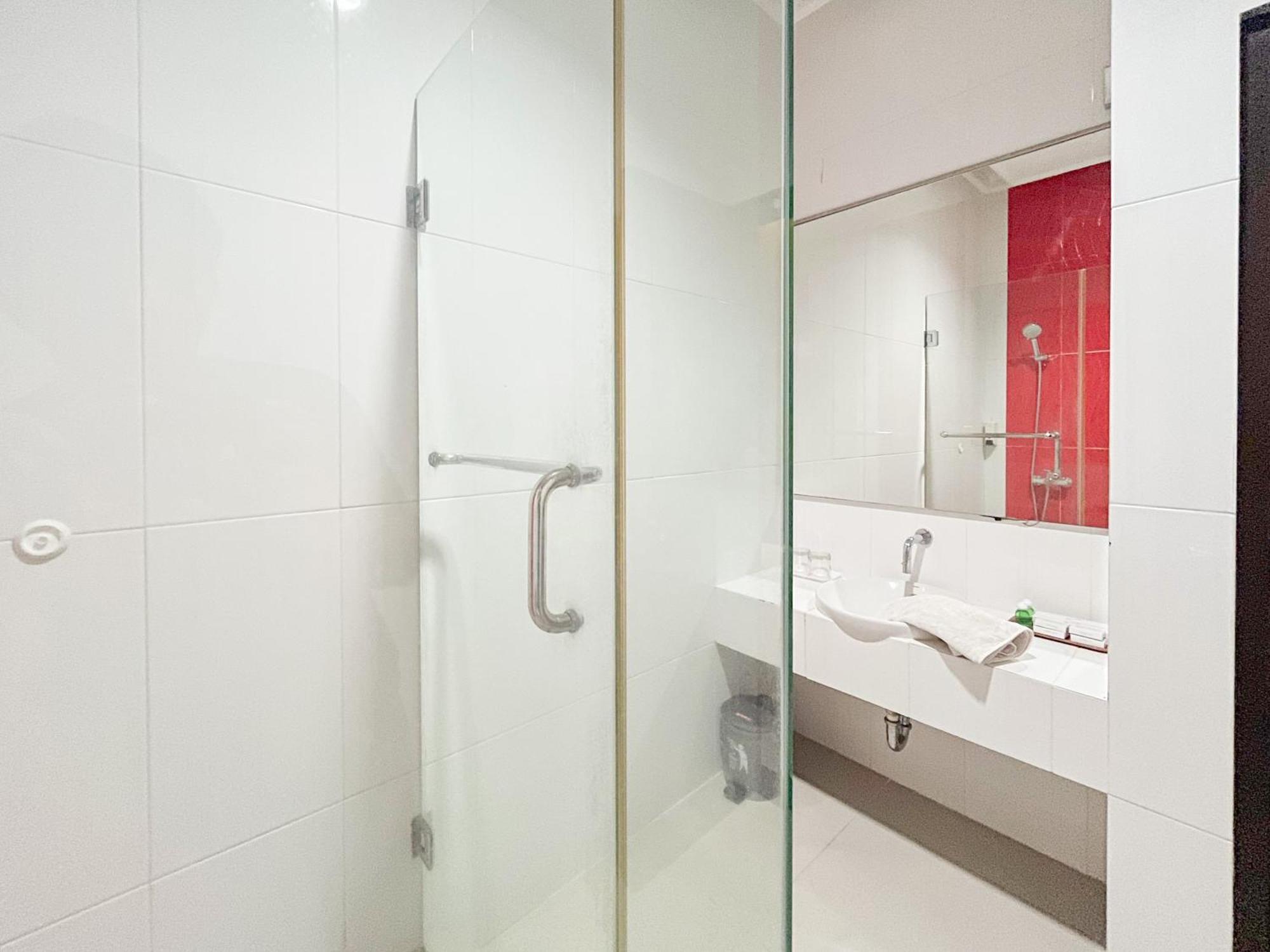 Kartika Hotel Syariah Pacitan Mitra Reddoorz Экстерьер фото