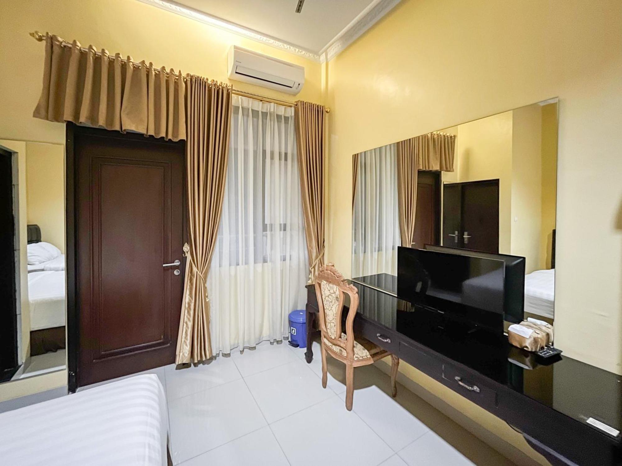 Kartika Hotel Syariah Pacitan Mitra Reddoorz Экстерьер фото