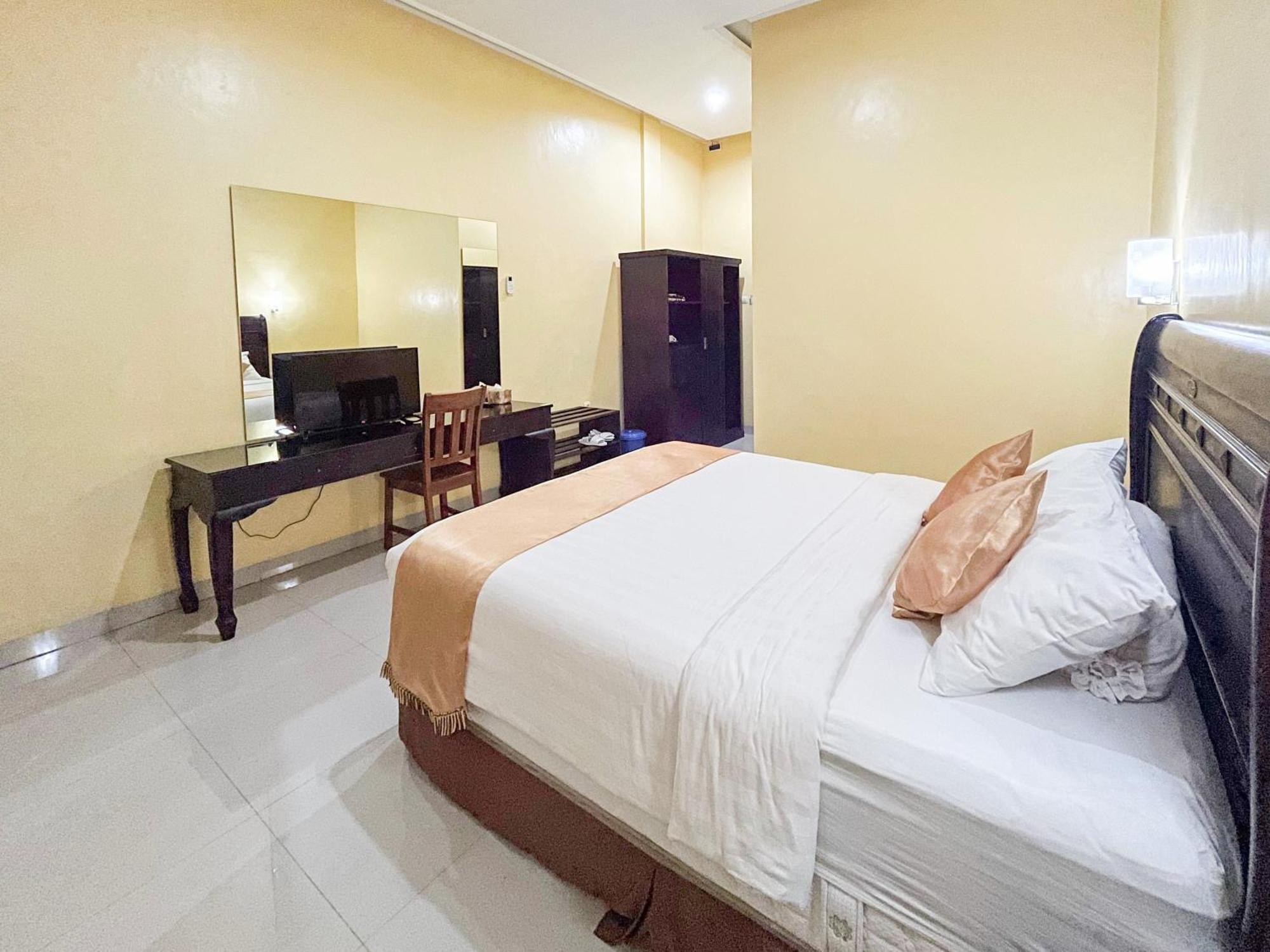 Kartika Hotel Syariah Pacitan Mitra Reddoorz Экстерьер фото