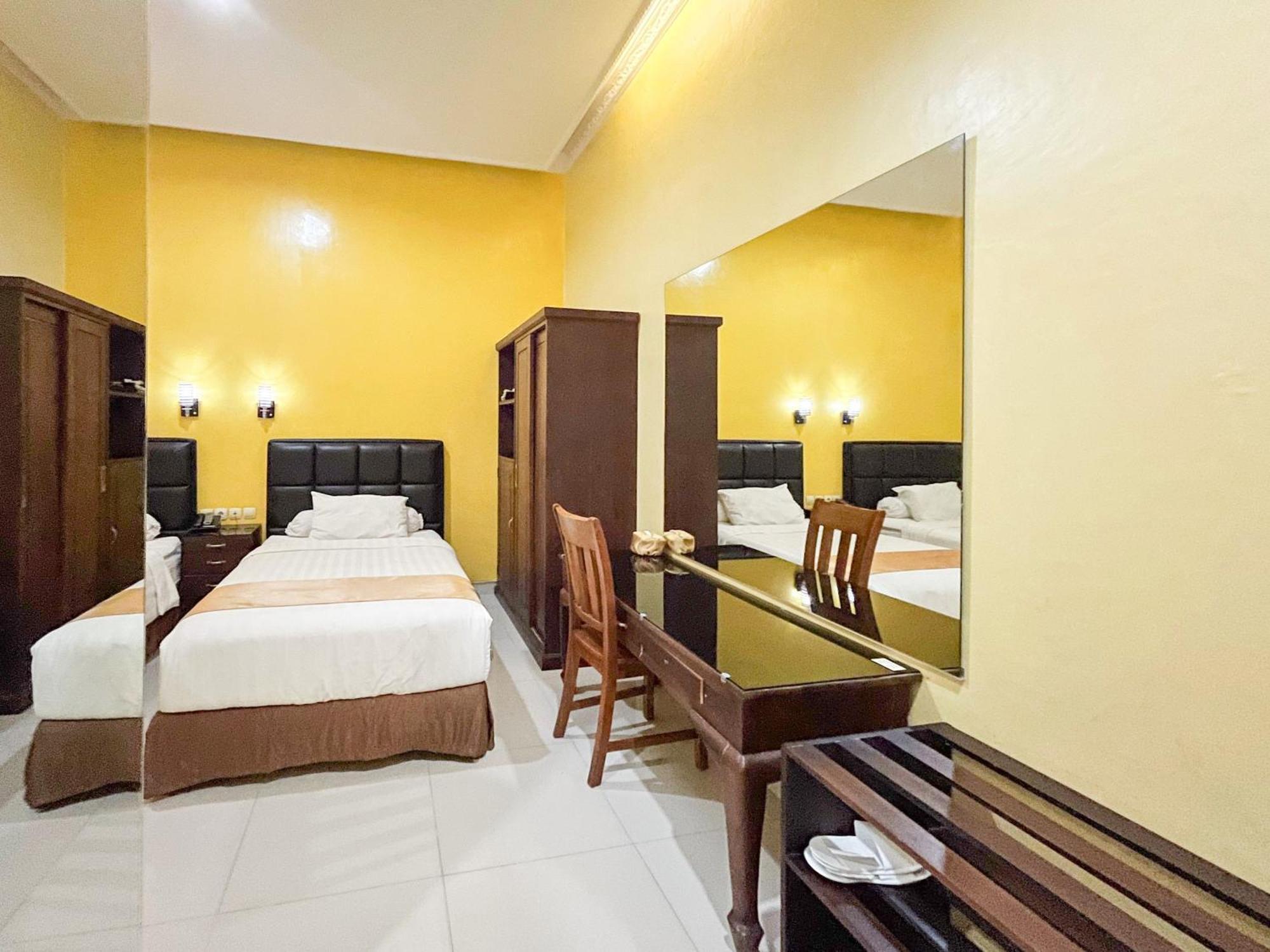 Kartika Hotel Syariah Pacitan Mitra Reddoorz Экстерьер фото