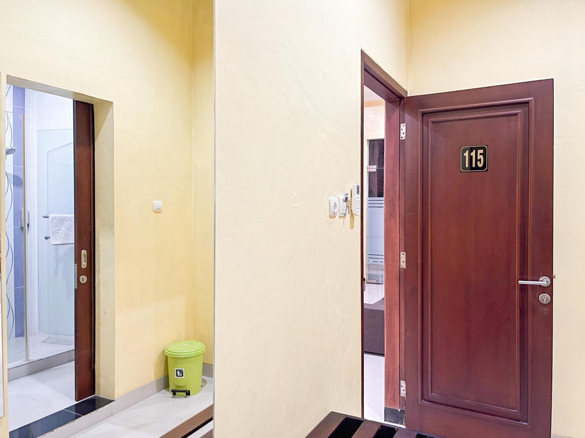 Kartika Hotel Syariah Pacitan Mitra Reddoorz Экстерьер фото