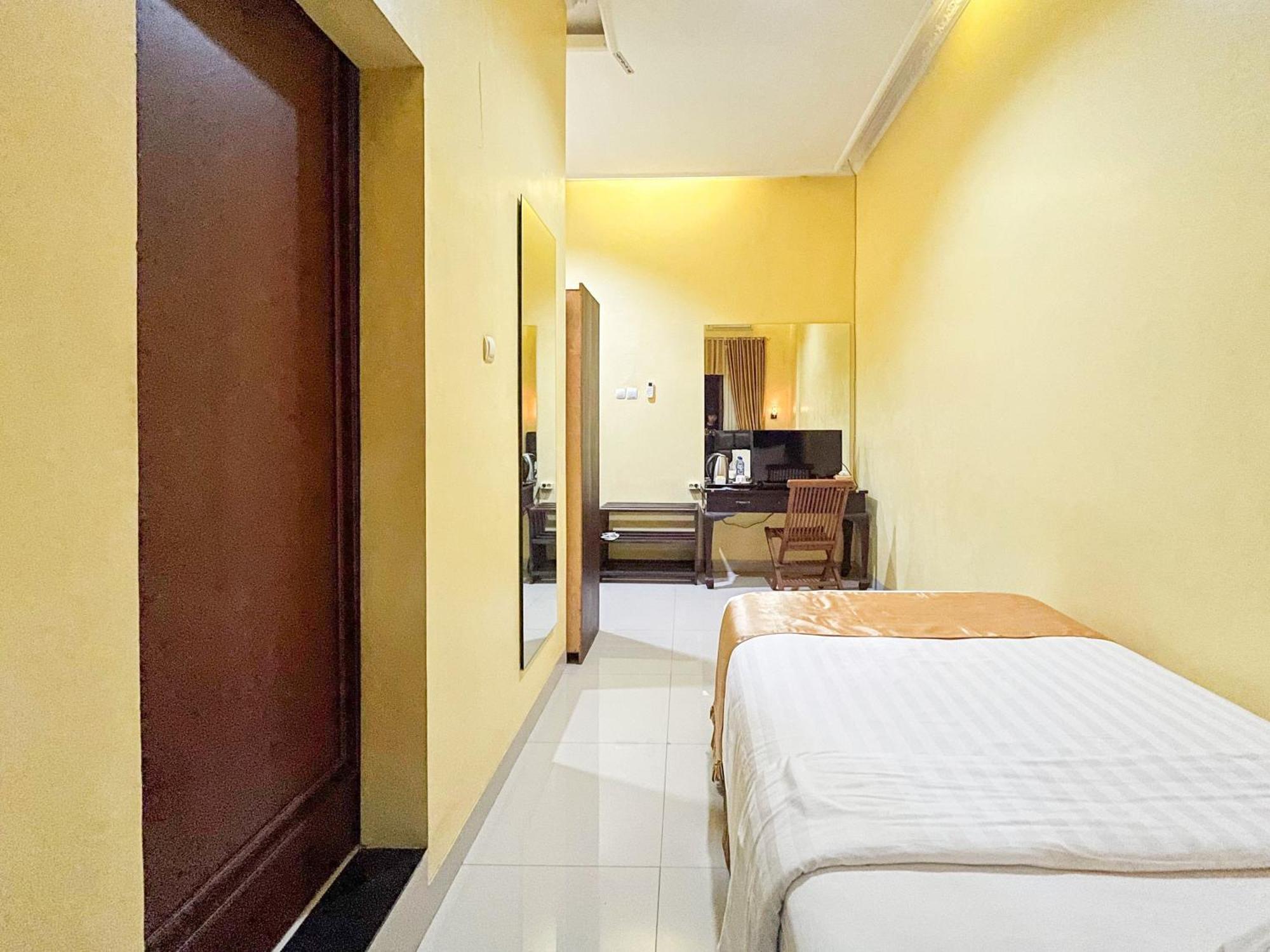 Kartika Hotel Syariah Pacitan Mitra Reddoorz Экстерьер фото