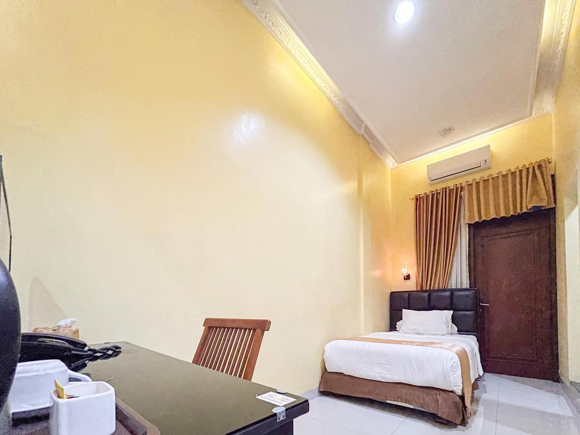 Kartika Hotel Syariah Pacitan Mitra Reddoorz Экстерьер фото