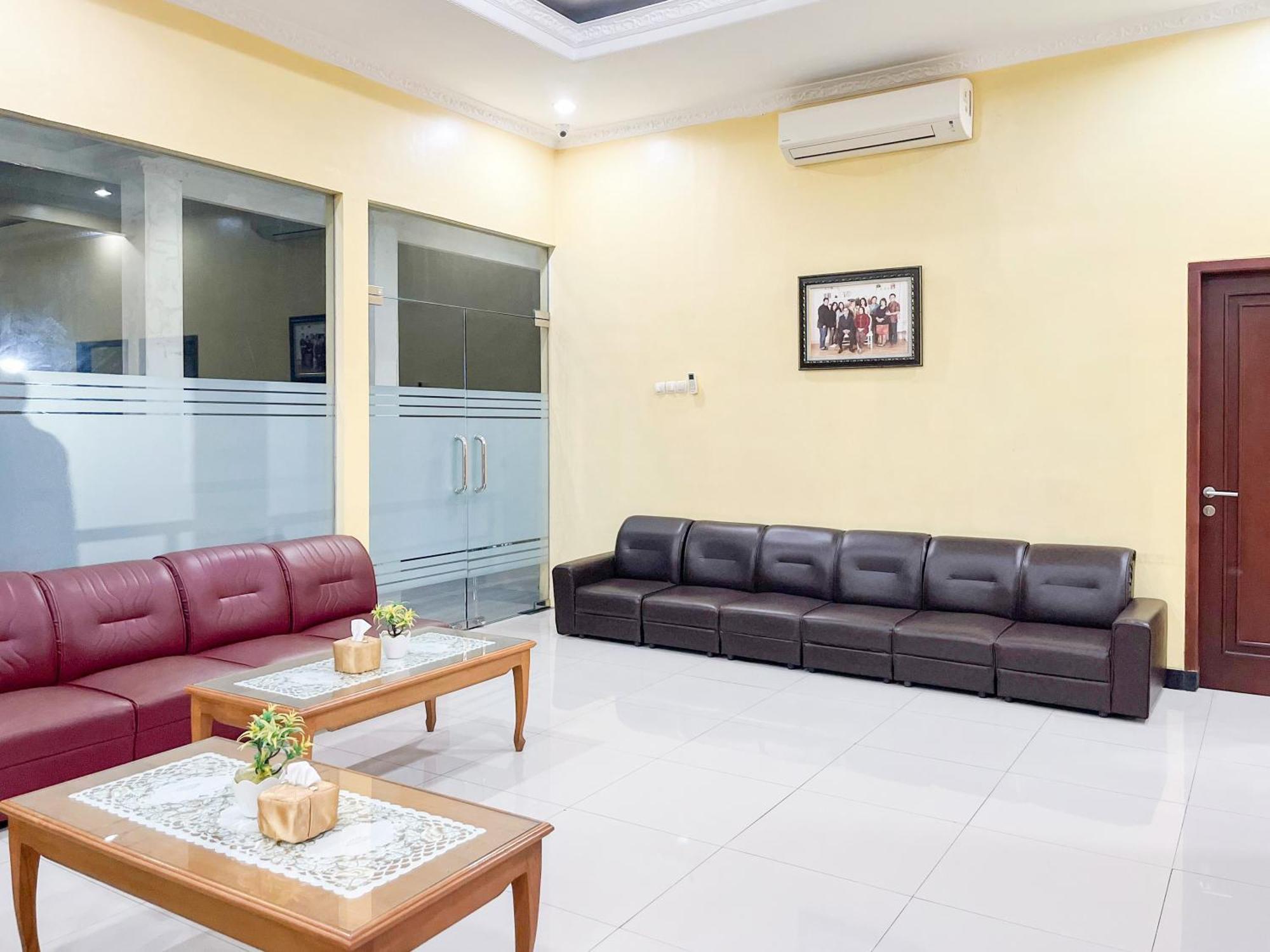 Kartika Hotel Syariah Pacitan Mitra Reddoorz Экстерьер фото