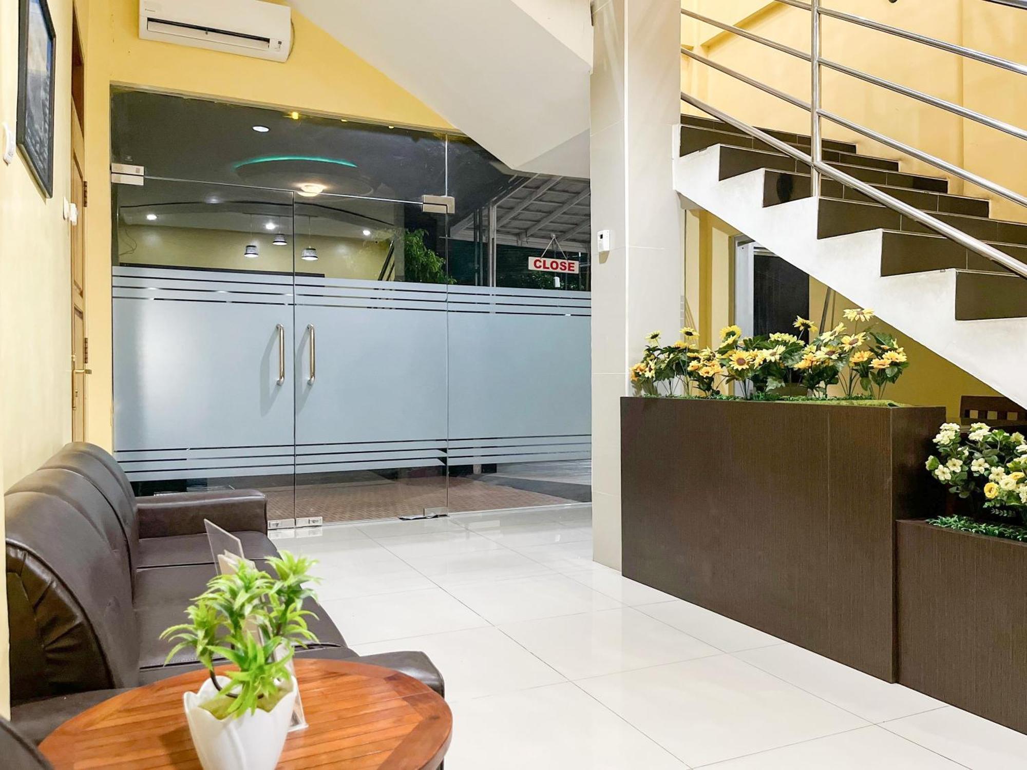 Kartika Hotel Syariah Pacitan Mitra Reddoorz Экстерьер фото