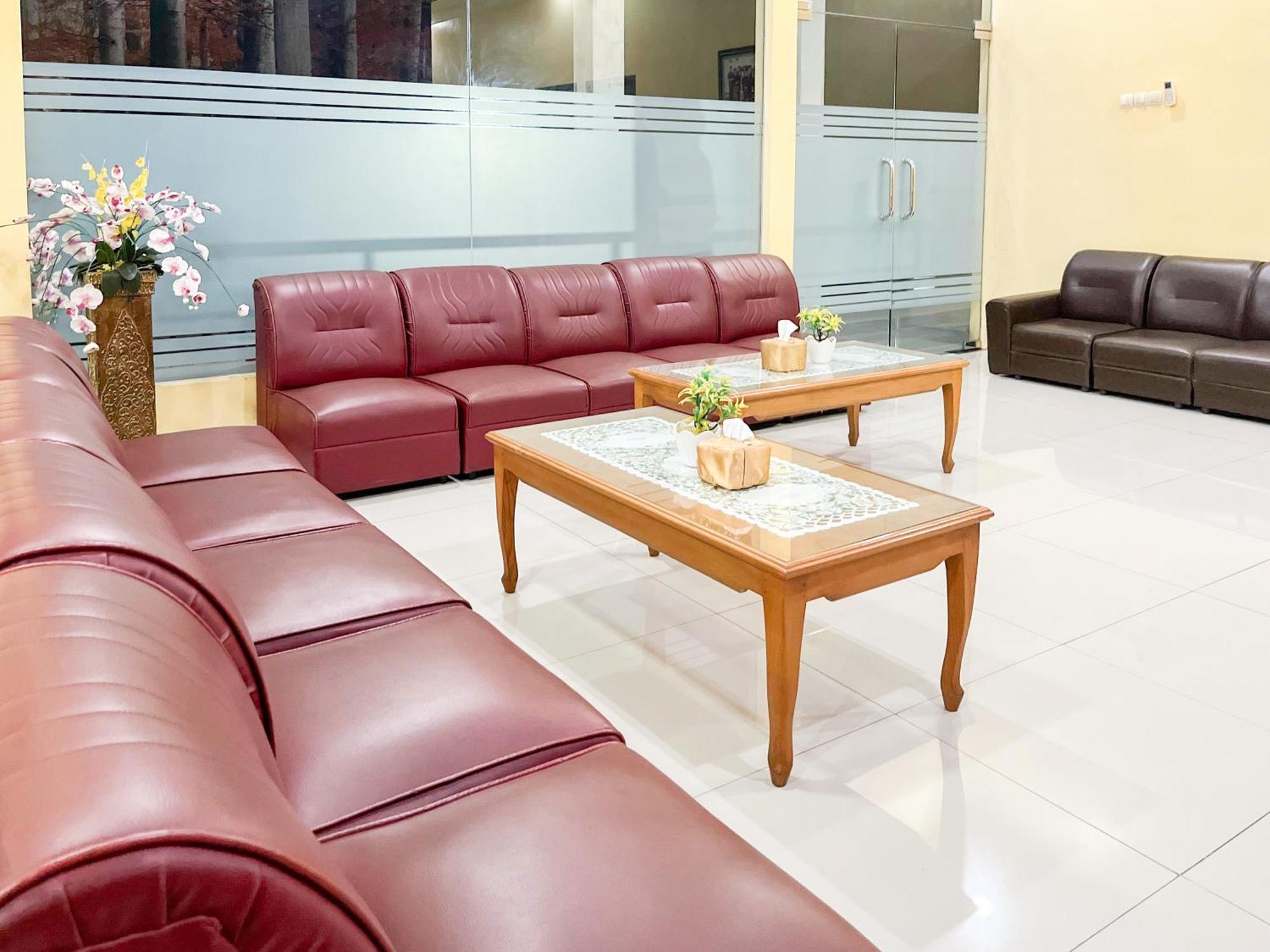 Kartika Hotel Syariah Pacitan Mitra Reddoorz Экстерьер фото