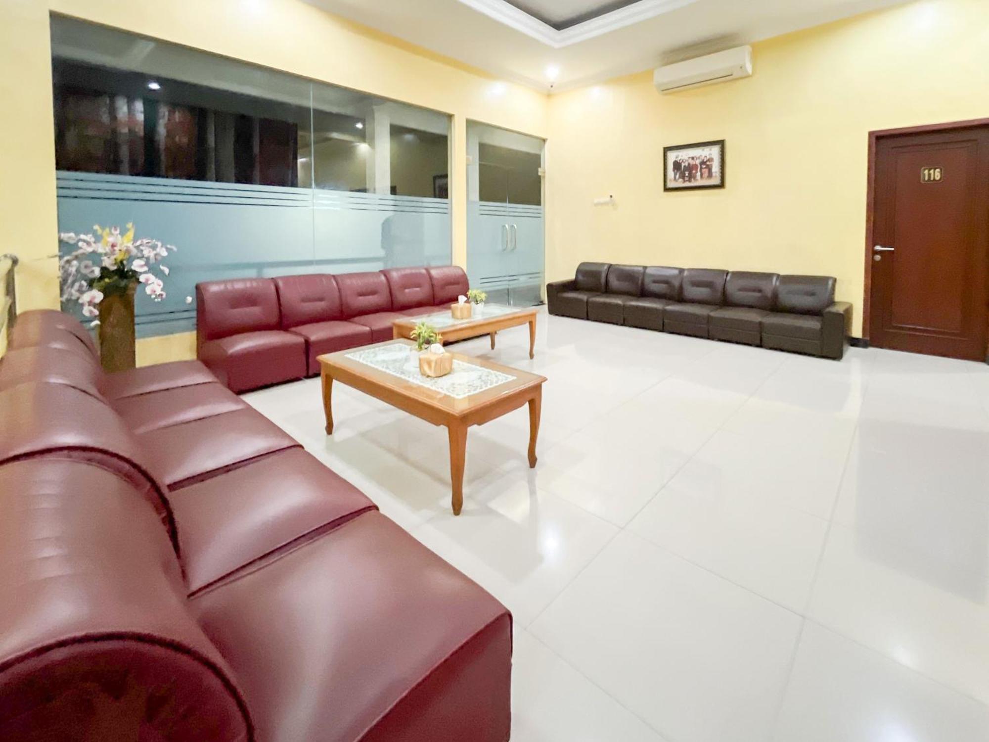 Kartika Hotel Syariah Pacitan Mitra Reddoorz Экстерьер фото